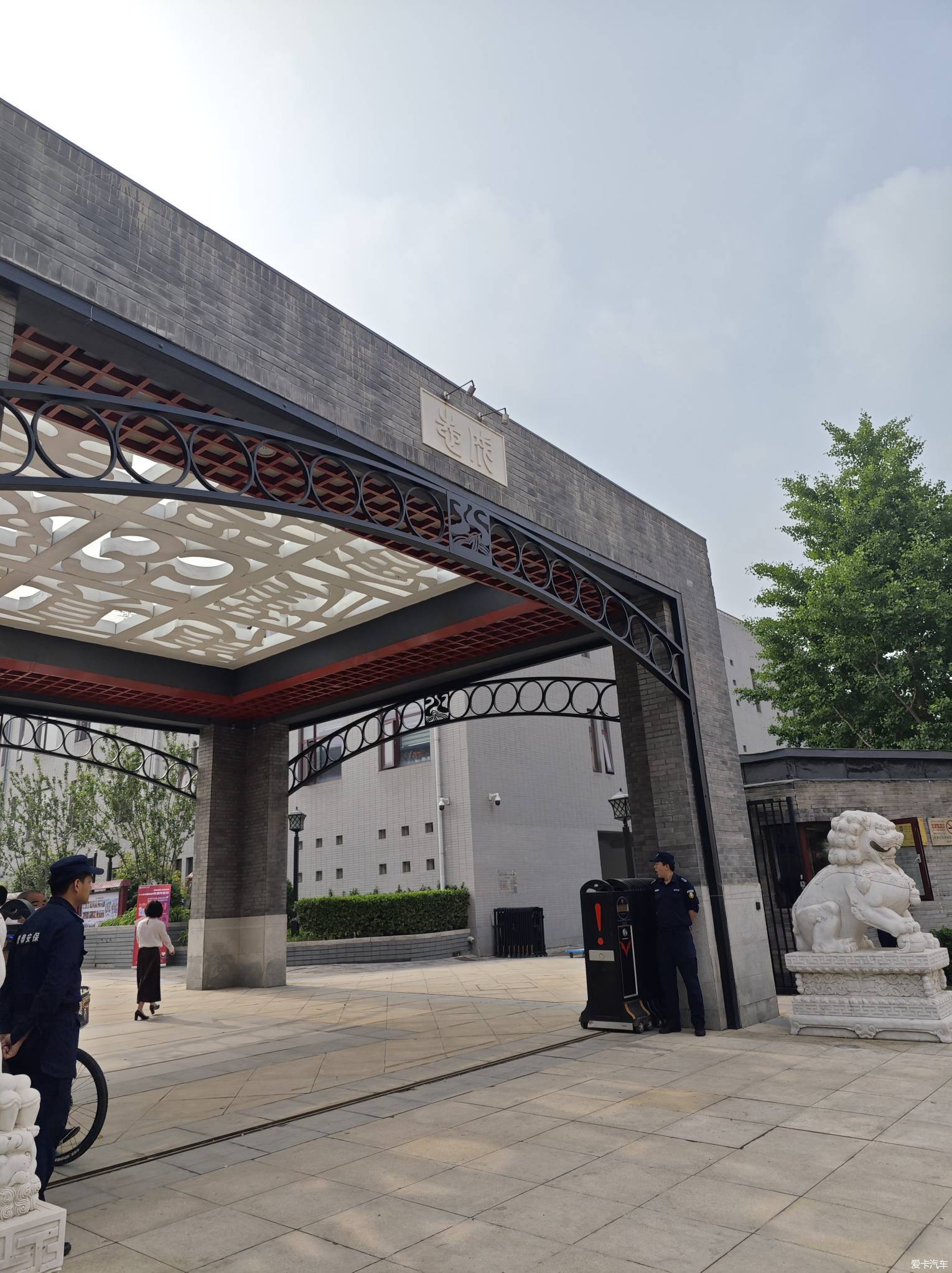 这学校环境不错……