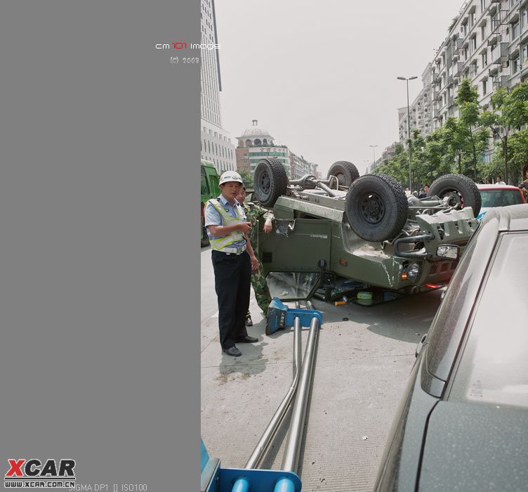 救灾专用道上,一辆军车遭车祸(多图)