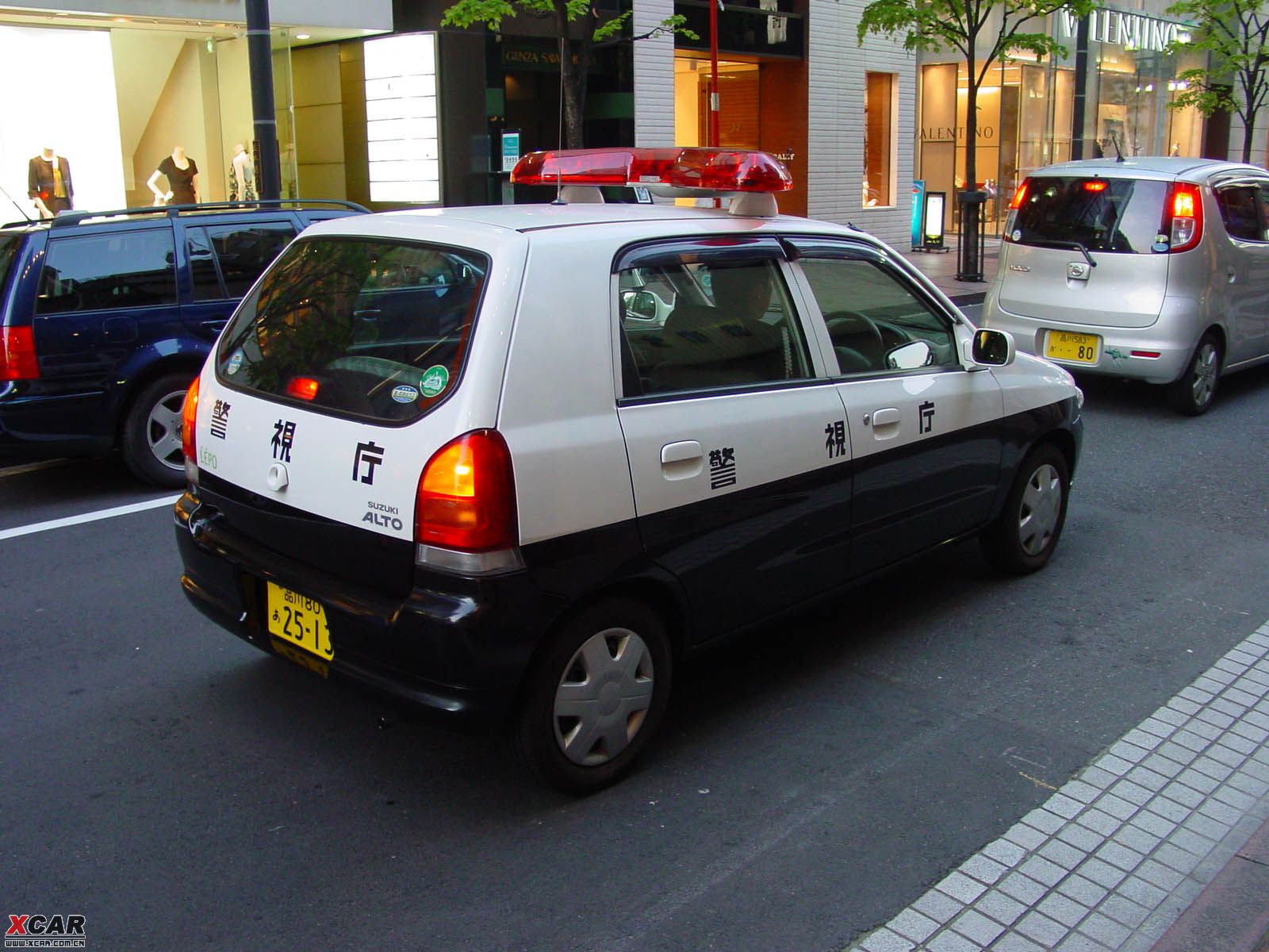 东京的警察也挺低调的,最新款奥拓哦,我日.日本人的确小车多啊.