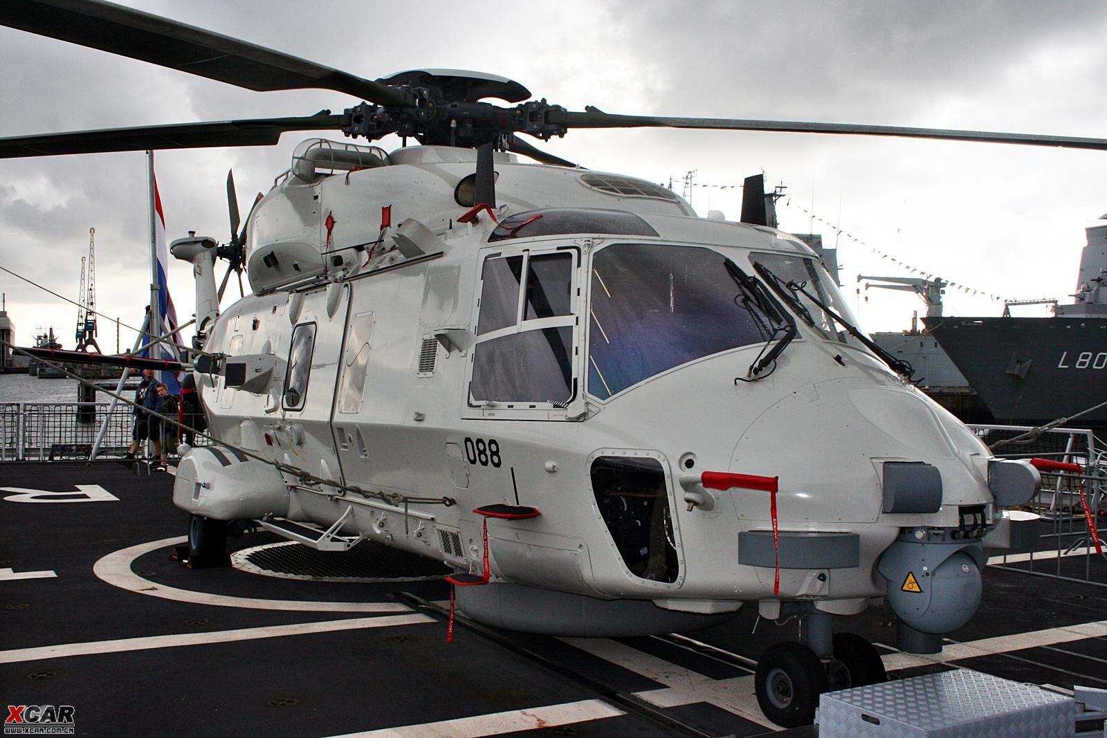 荷兰海军接收最新型nh-90 nfh舰载直升机!