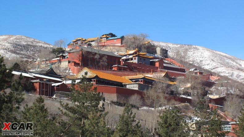 位于五台山台怀镇显通寺北侧灵鹫峰上.