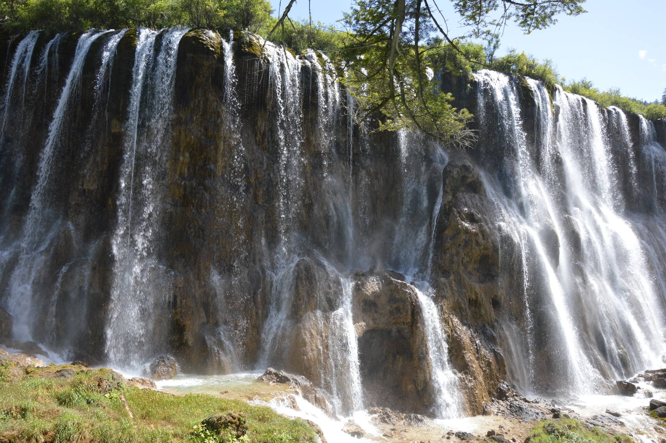 诺日朗瀑布，令人震撼的美景