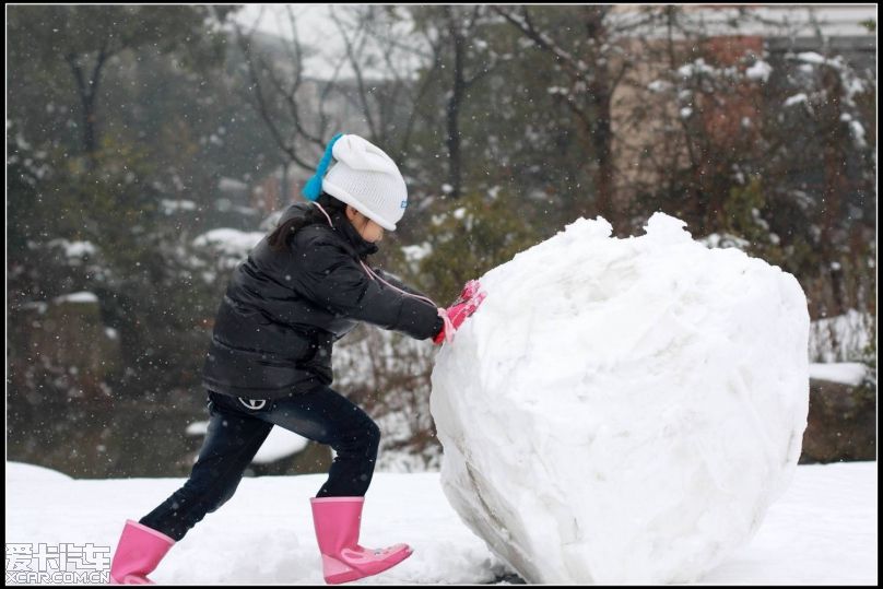 堆雪人过程图片