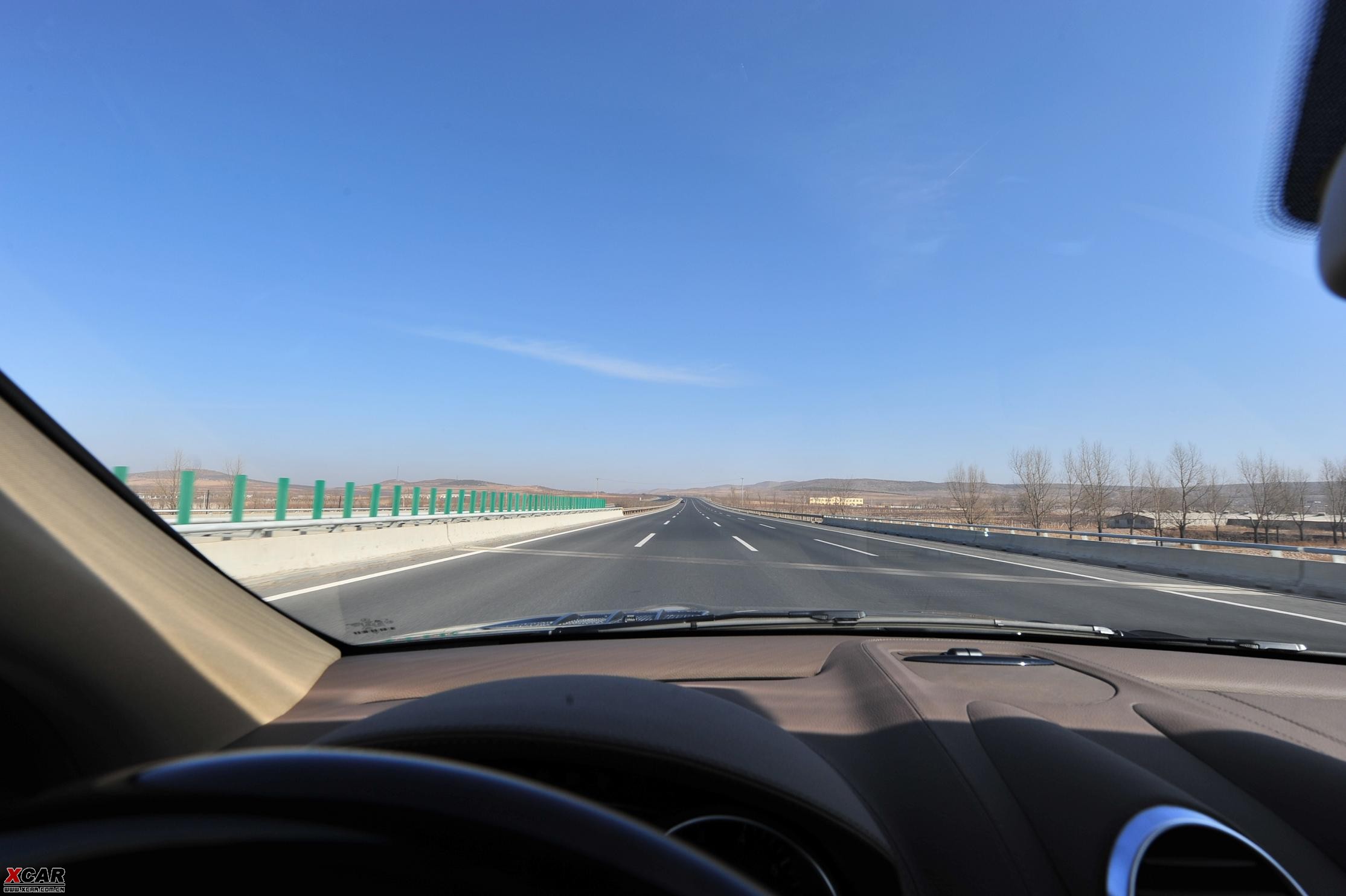 沈大高速是全国第一条高速公路也是最宽的高速公路, 全程度双向