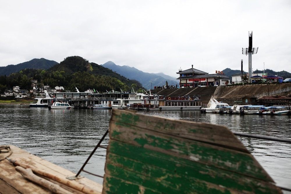 烏篷船遊新安江山水畫廊,煙雨濛濛觀下tai油菜花景