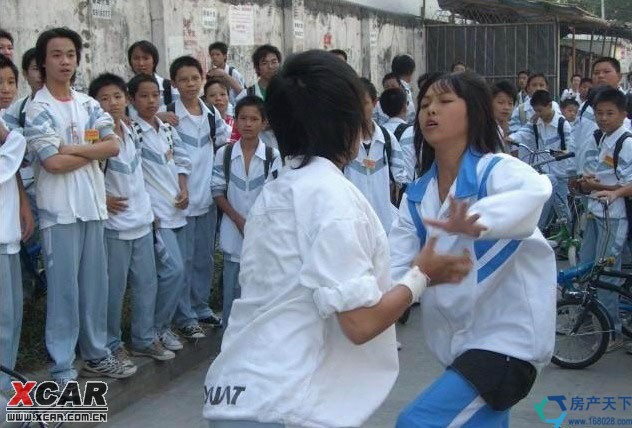 两中学女生打架图片