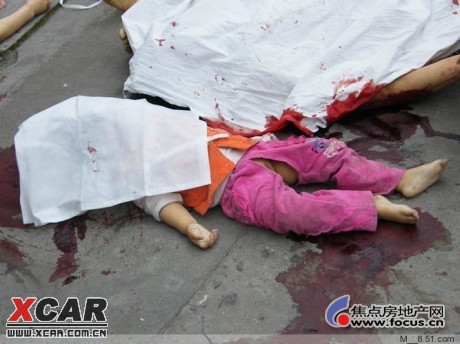 蒙着脸穿开裆裤死去的小女孩照片是去年地震的照片