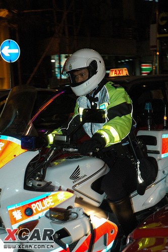 从香港皇家警察到特区警察,香港铁血骑警——电单车交通警制服的巨大