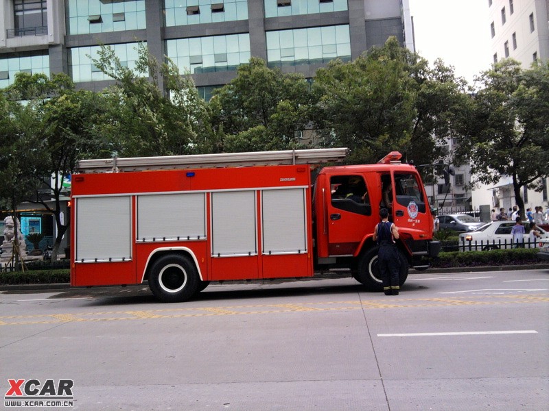 德清舞阳街上今天下午一辆帕萨特起火了,消防车都赶来了!