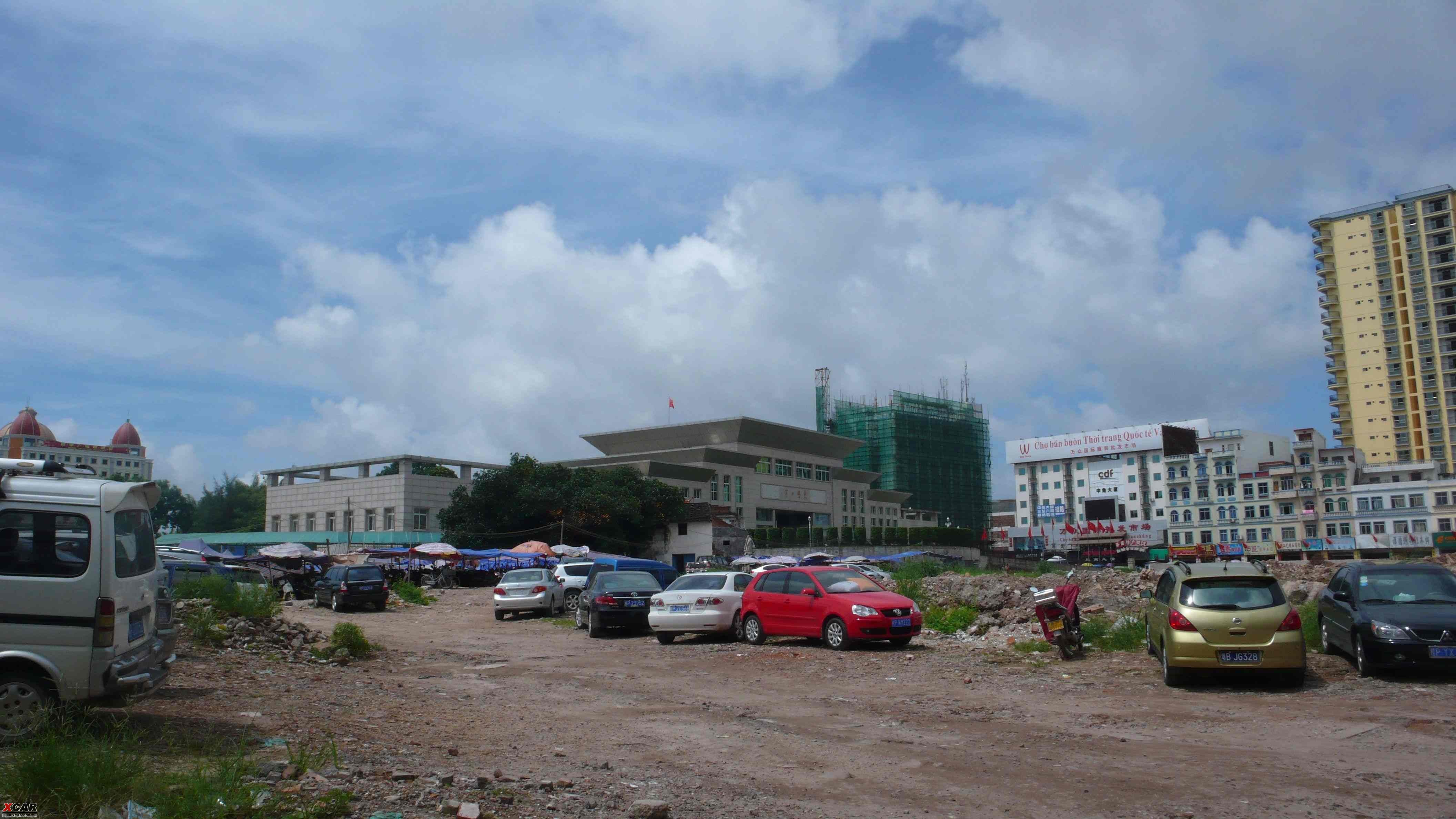 東興口岸擴建中,這些橫七豎八停著的車的主人都在對岸的越南遊玩呢