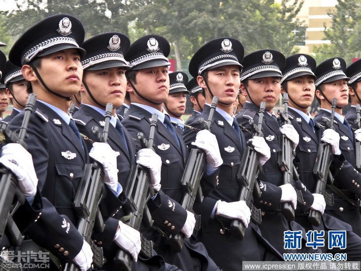 中國公安大學新生開學 女學員表演匕首操(組圖)zt