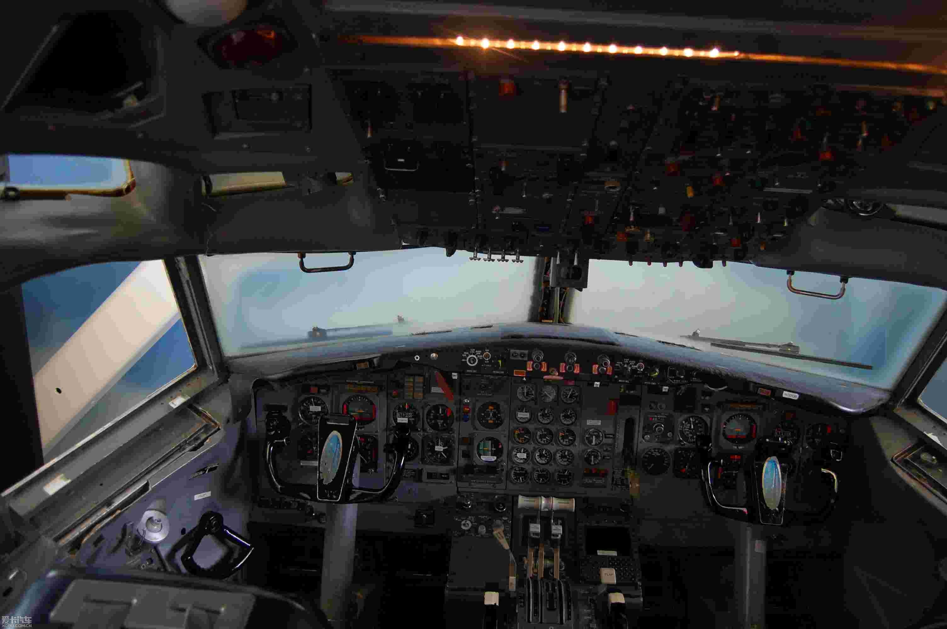 波音727驾驶舱图片