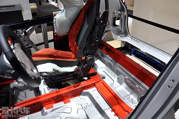 图10:车身底板配备多条纵横方向高强度钢制成的地板骨架(红色部分)