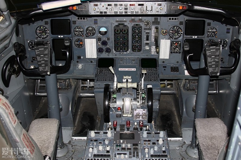 波音737-600驾驶舱图片