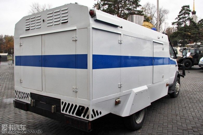 俄罗斯军警设备展2010吸引了众多欧洲厂商参展,从警用防暴车到拆弹