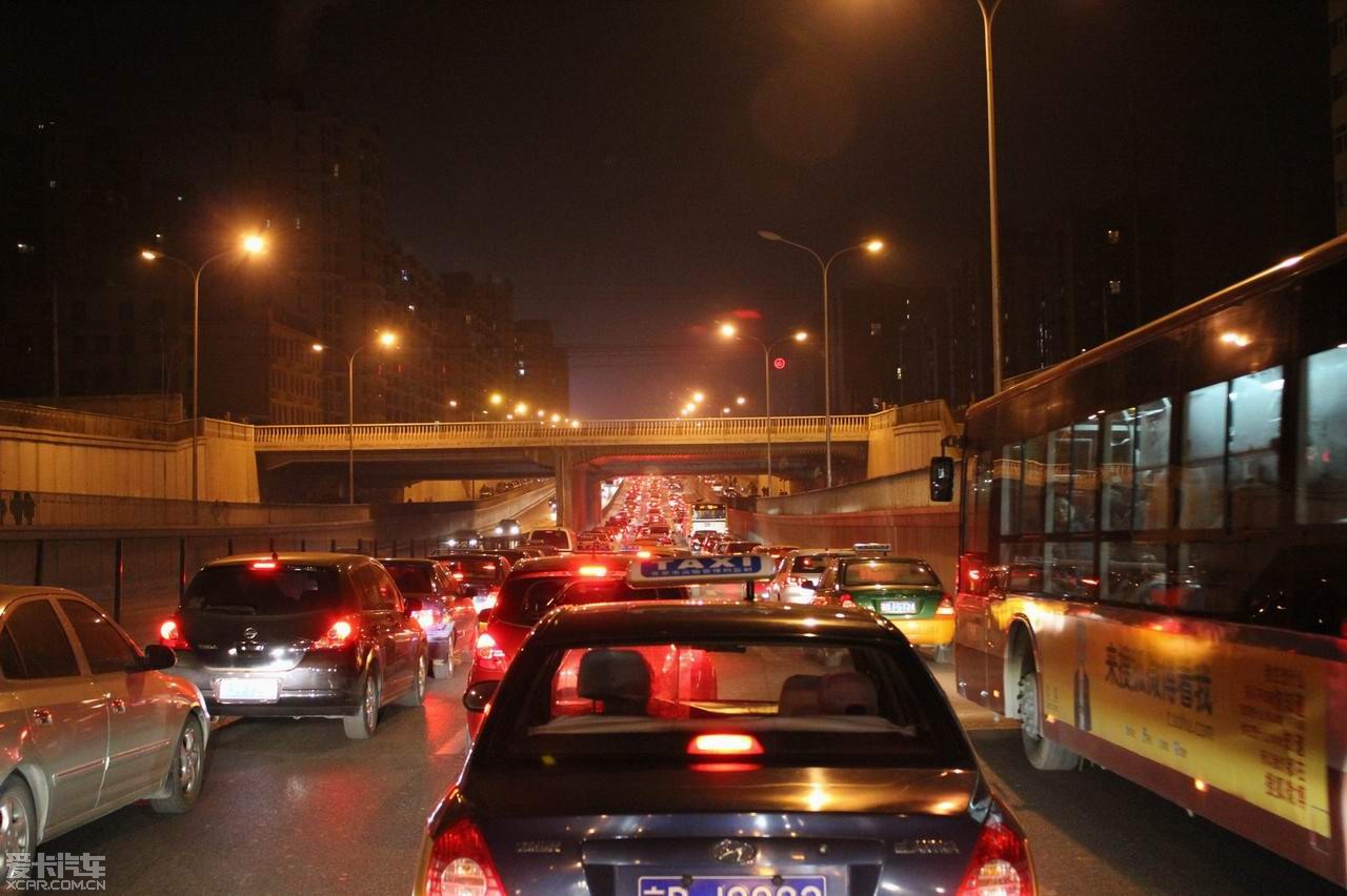 北京夜晚堵车图片