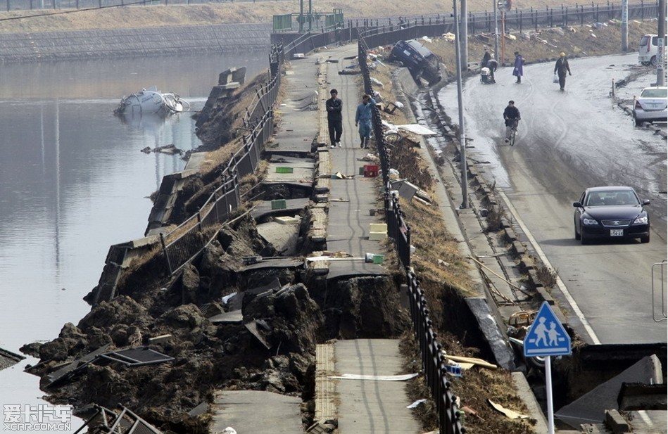 海啸过后被冲毁的堤坝,锐志在破损的道路上行驶呵呵