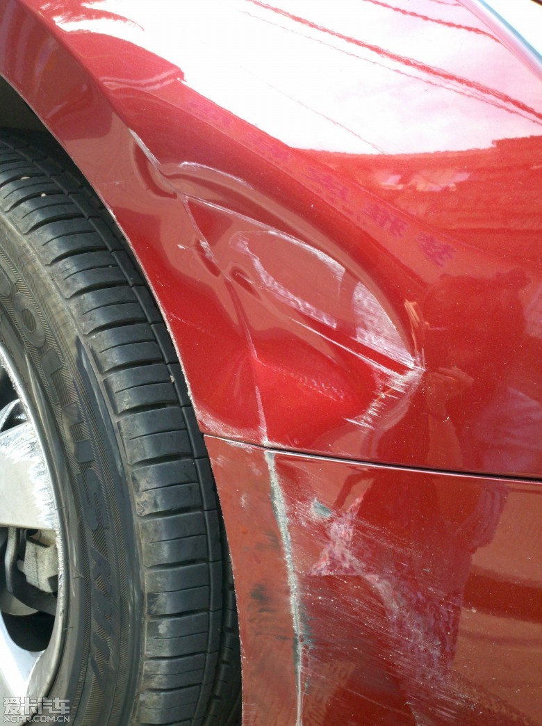 第一次出事故(红科右车头受伤了),被对方刮擦,对方全责