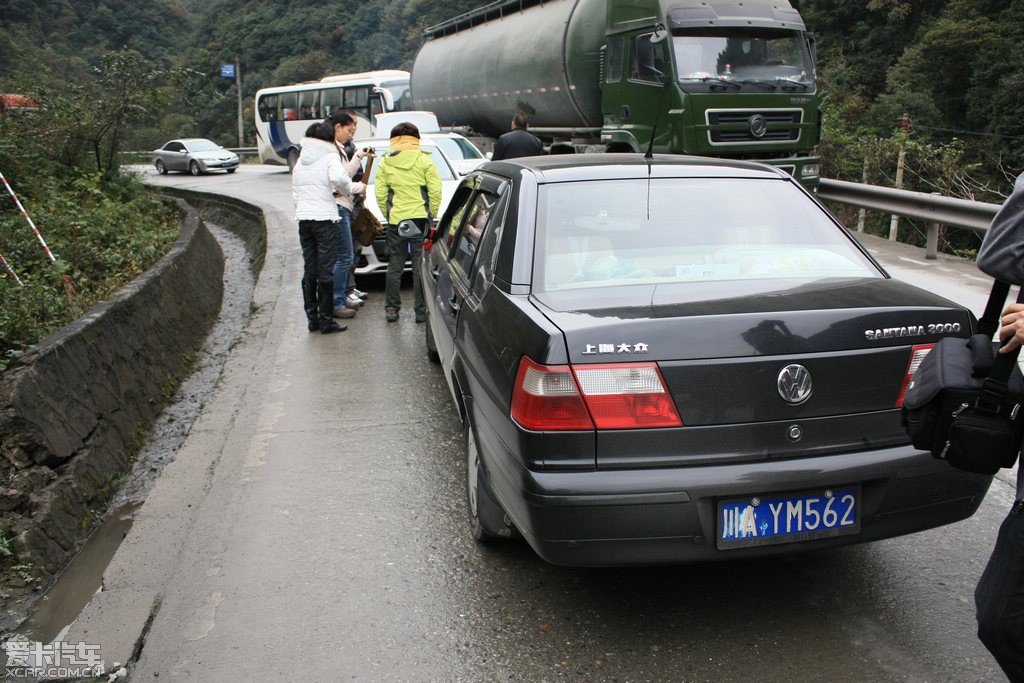 急彎上面超車,就是這個該死的司機,完全把生命當兒戲