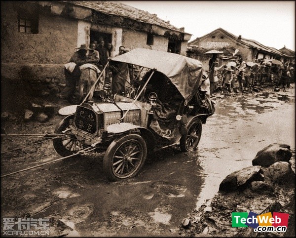 北京至巴黎汽车拉力赛 汽车行驶在中国泥泞的土路上 1907