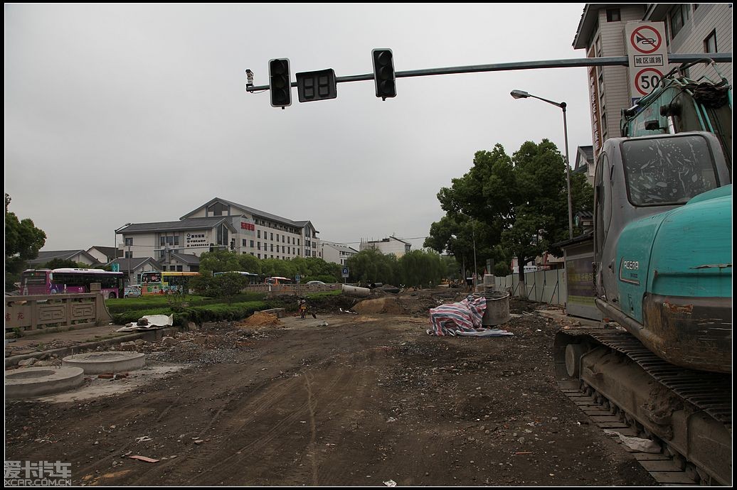 這個不起眼的路口,更本是個大工地,地鐵施工,蘇州干將路就像被這把劍