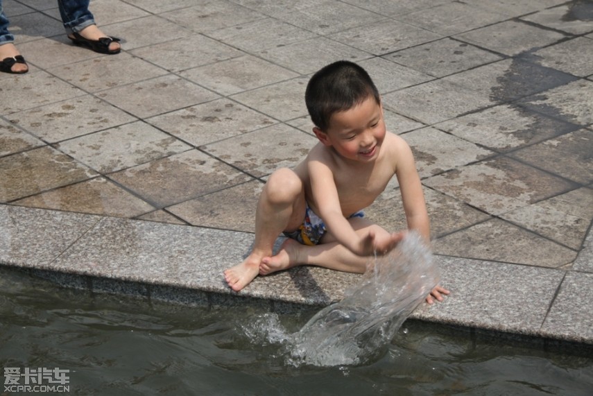 小男孩戏水裸泳图片