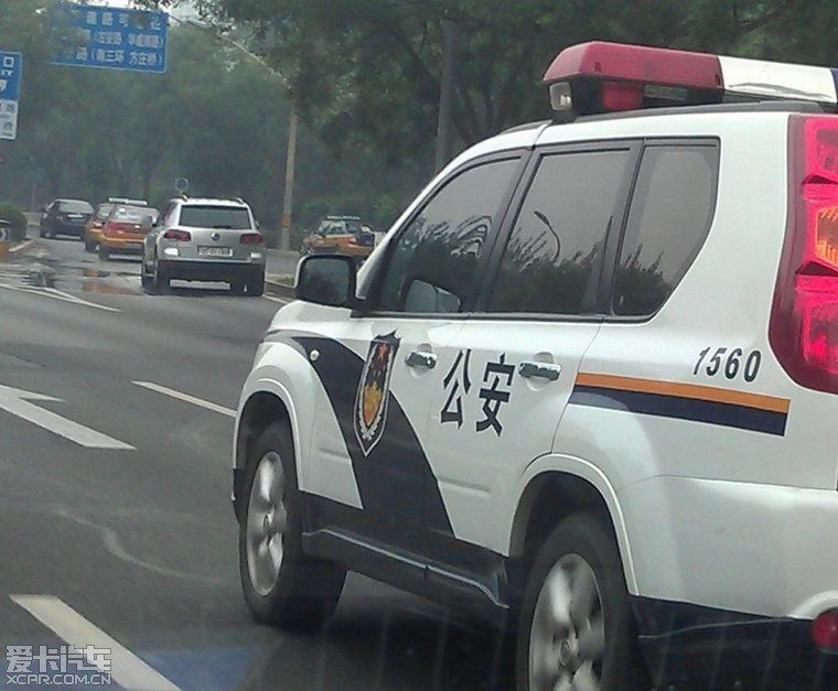 路上又發現一奇駿警車