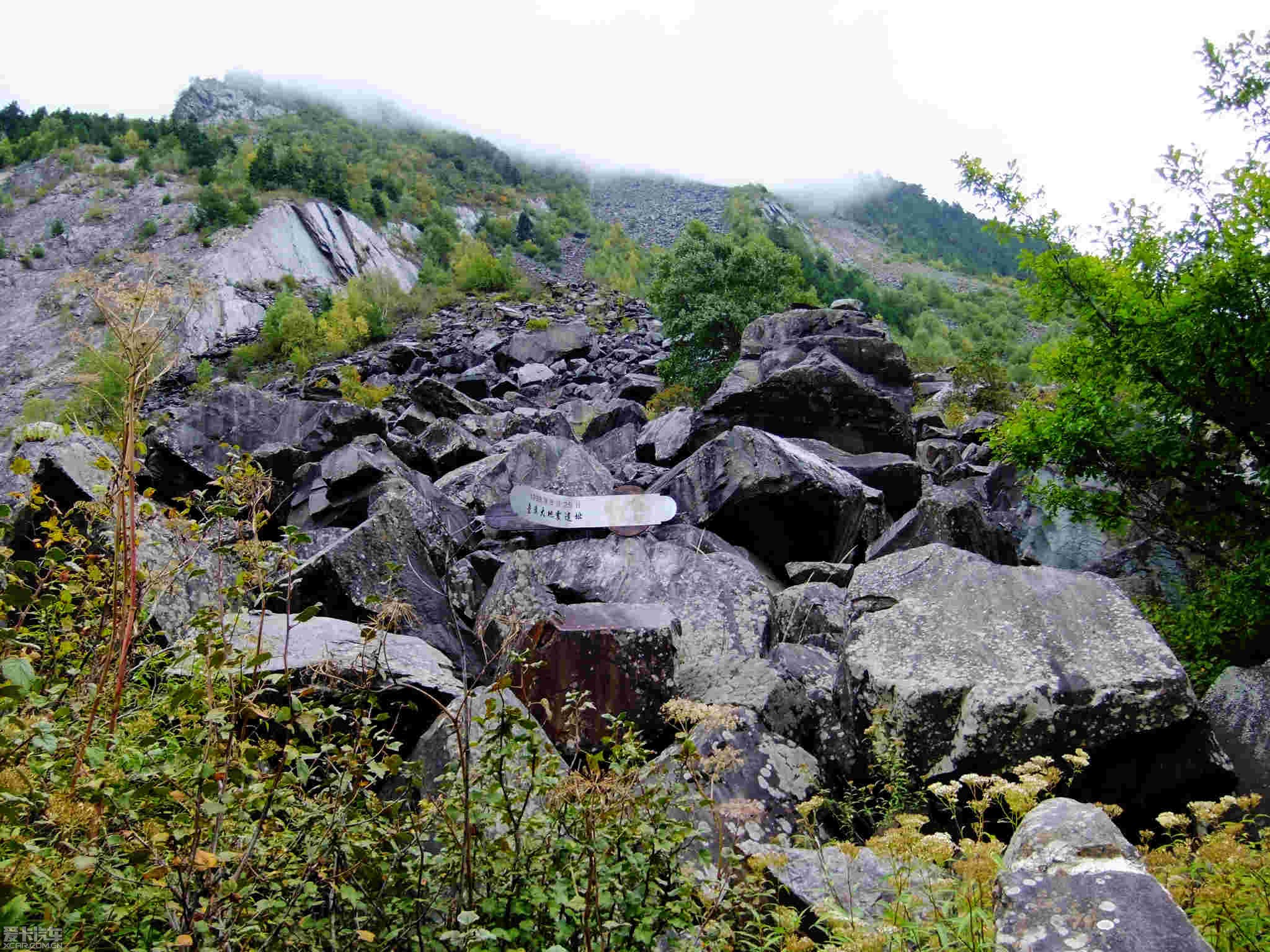 海右轉就是墨海方向,路邊是1933年疊溪大地震遺址,可見當年的天崩地裂