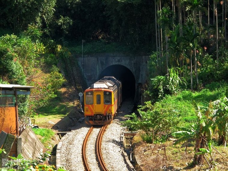 大火车进小隧道的图片图片