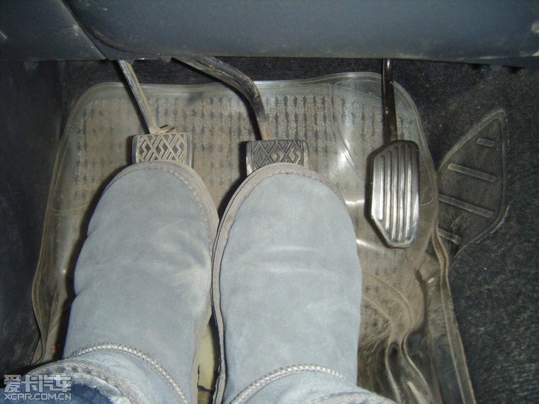 老婆给买了双雪地靴结果开车踩刹车的时候总是带上油门一起踩