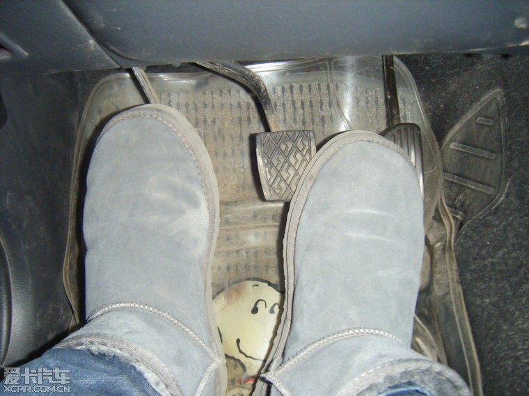 老婆给买了双雪地靴,结果开车踩刹车的时候总是带上油门一起踩