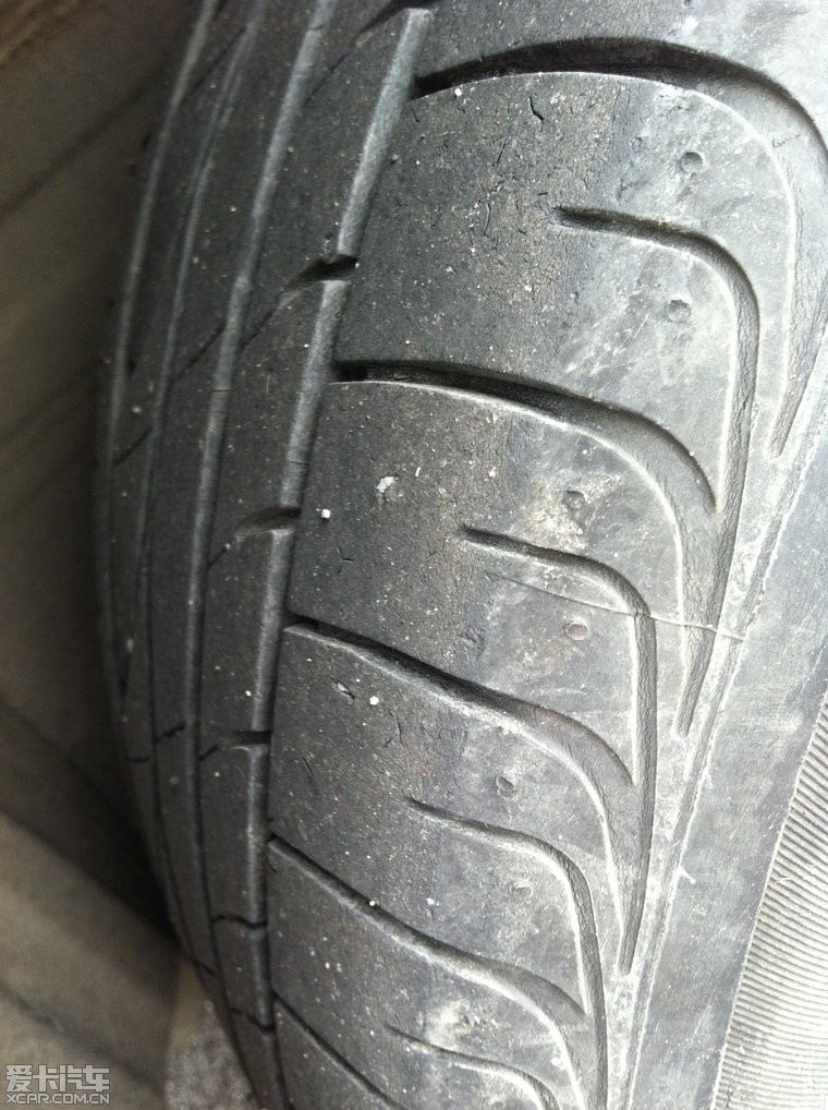 我记得上次有人要邓禄普轮胎的磨损情况,今天在整理汽车的时候我拍了