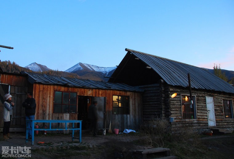 住進圖瓦人團結木屋旅社