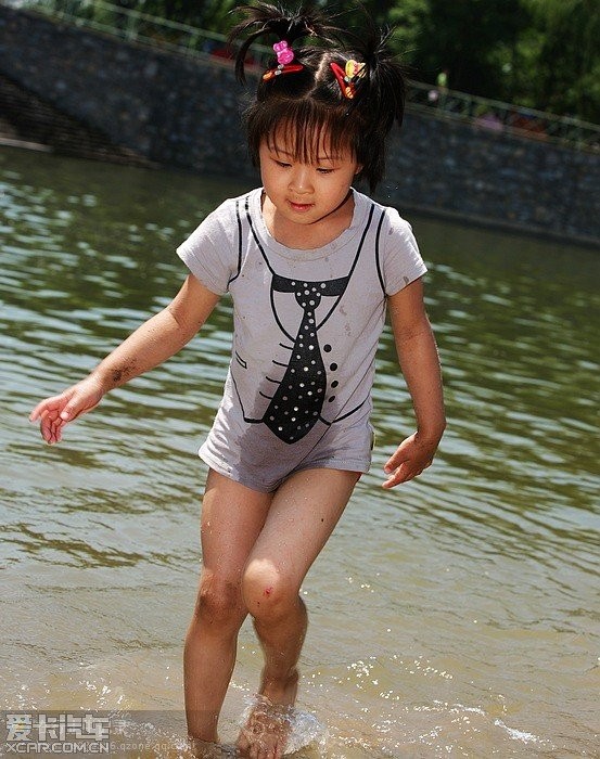 小女孩只穿泳裤游泳图片