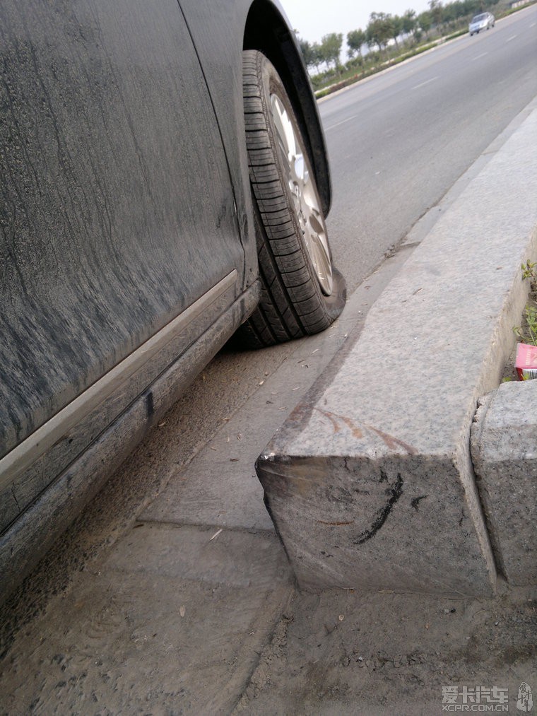 > 剛提了12天的車不小心撞了馬路牙子 爆胎輪轂壞掉了