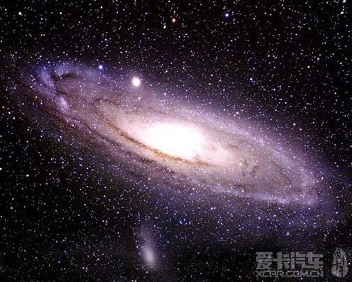 位於半人馬座與天蠍座之間,也就是在南天亮星心宿二與南門雙星之間.