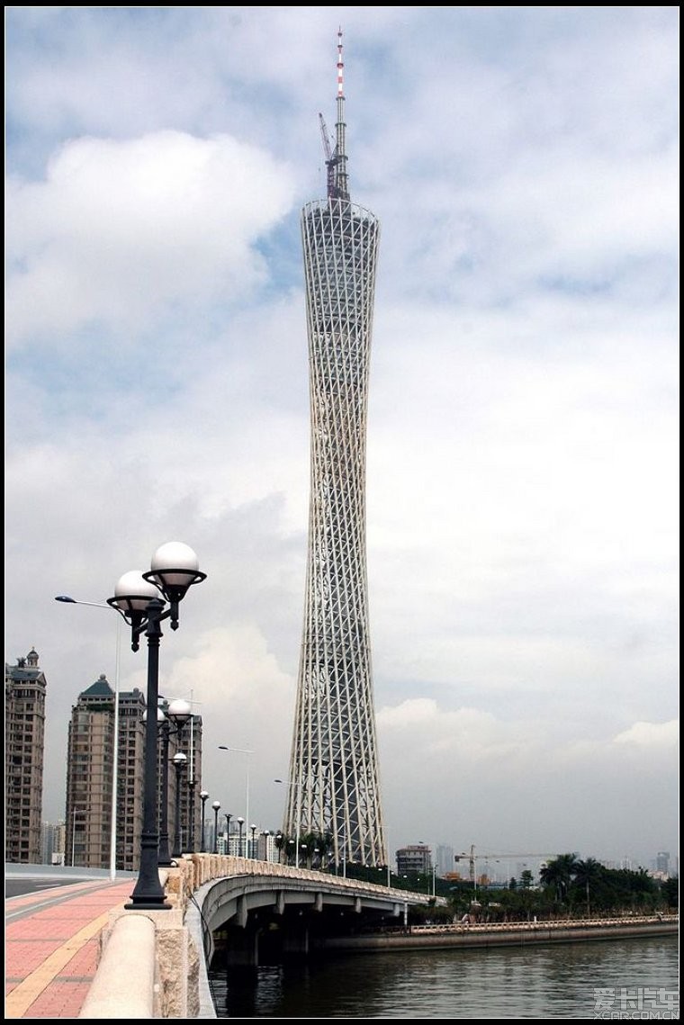 廣州塔(又稱小蠻腰),高600米,位於中國廣州,建於2009年.