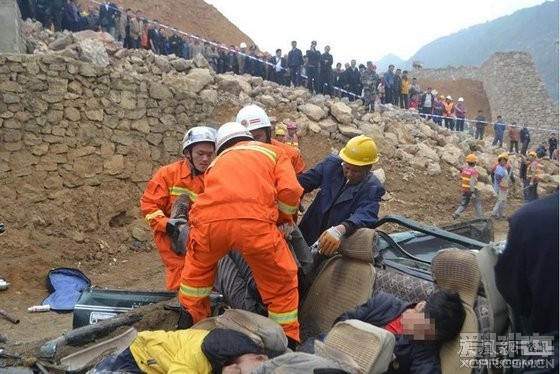 貴陽一處工地運土石方貨車側翻,壓扁皮卡,4人死亡,1人受傷