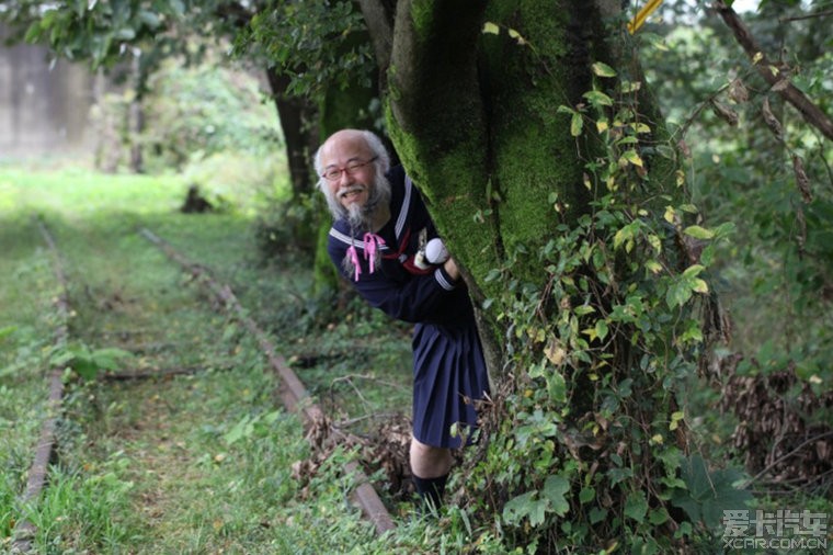 真的够猥琐日本62岁老头穿水手服扮萝莉爆红