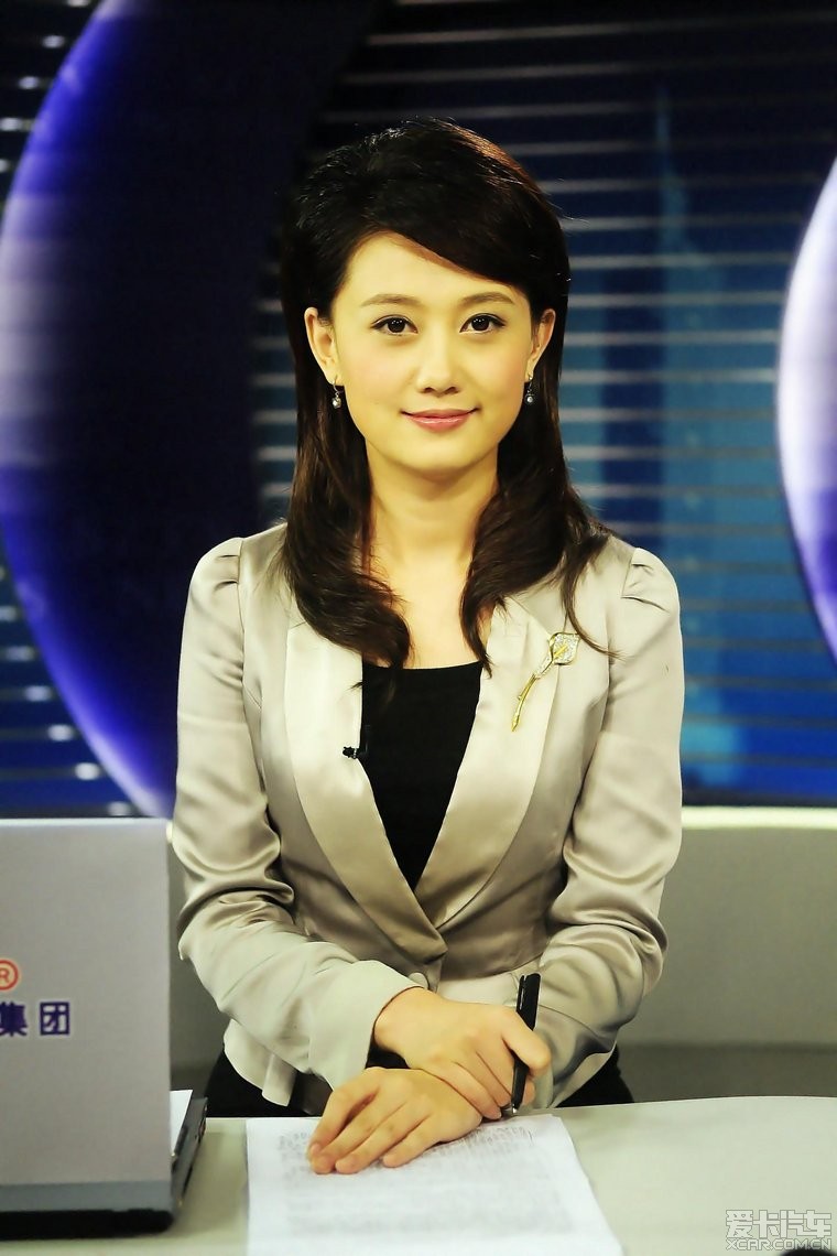 深圳卫视新闻主持人图片