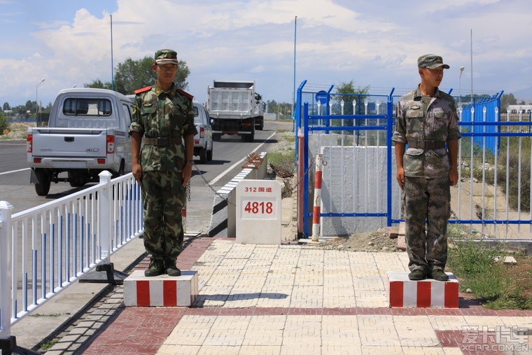 武警哨兵站岗图片