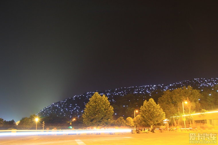 郭亮村挂壁公路夜景图片