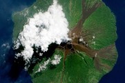 外太空拍摄火山喷发壮美场景