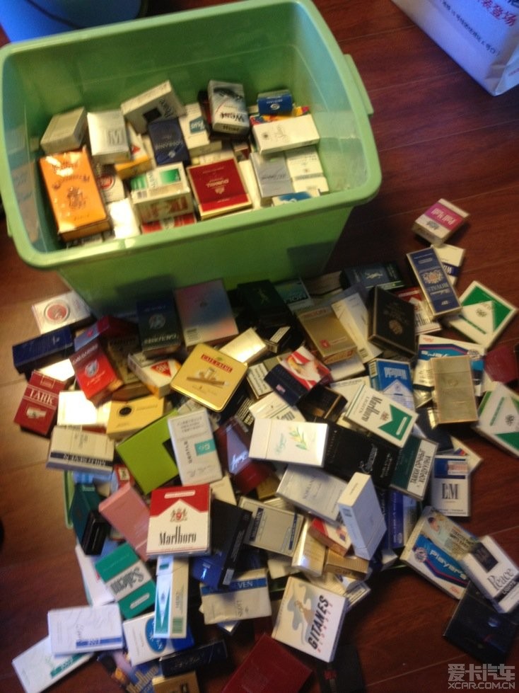 前几天收拾屋子翻出一大堆上学内会收集的烟盒
