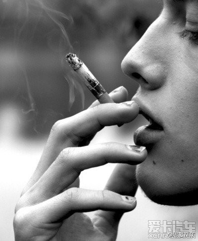 烟恋上了手指, 手指却把香烟给了嘴唇, 香烟亲吻着嘴唇内心却给廖肺