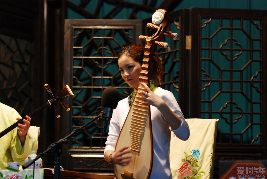 女演員聲音太好聽了,鶯鶯燕燕的,人也長得.典型的江南女子風韻.