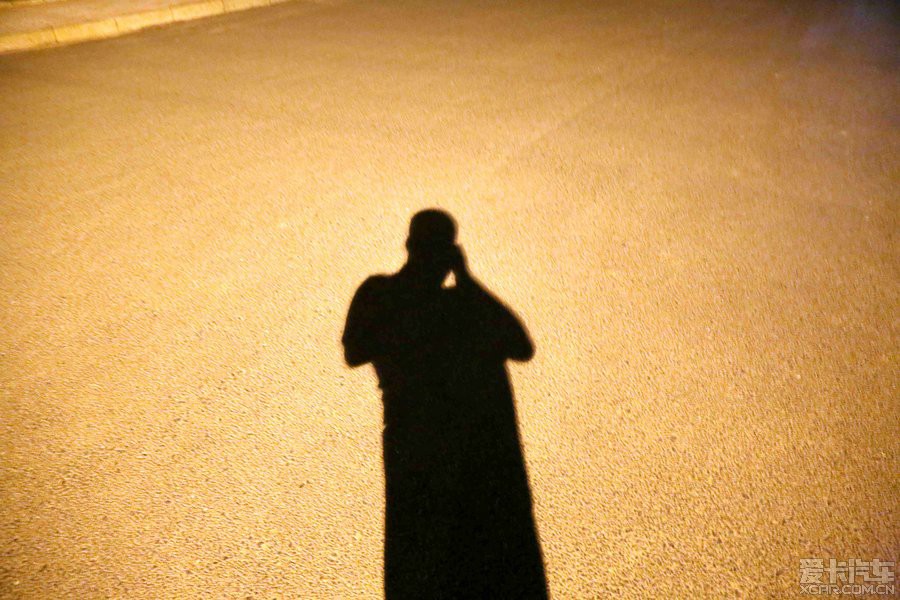 一个人灯下的影子图片图片