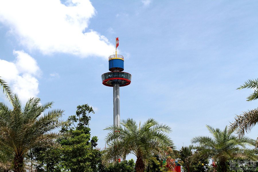 这个类似欢乐谷的摩天塔,可以看乐高城全景