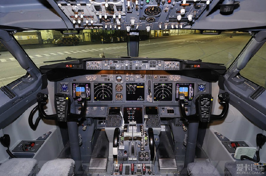 波音727驾驶舱图片
