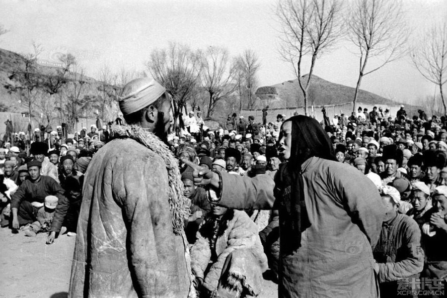 图为土改中农民妇女与地主面对面进行说理斗争.1951年摄于青海民和县.